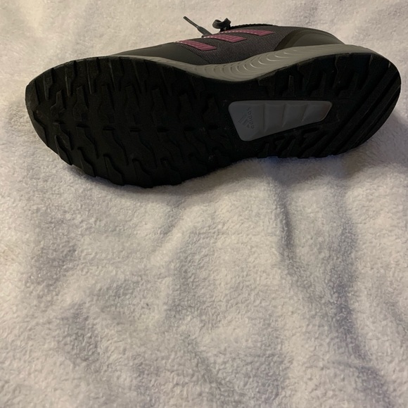 Adidas running shoe - Picture 3 of 3